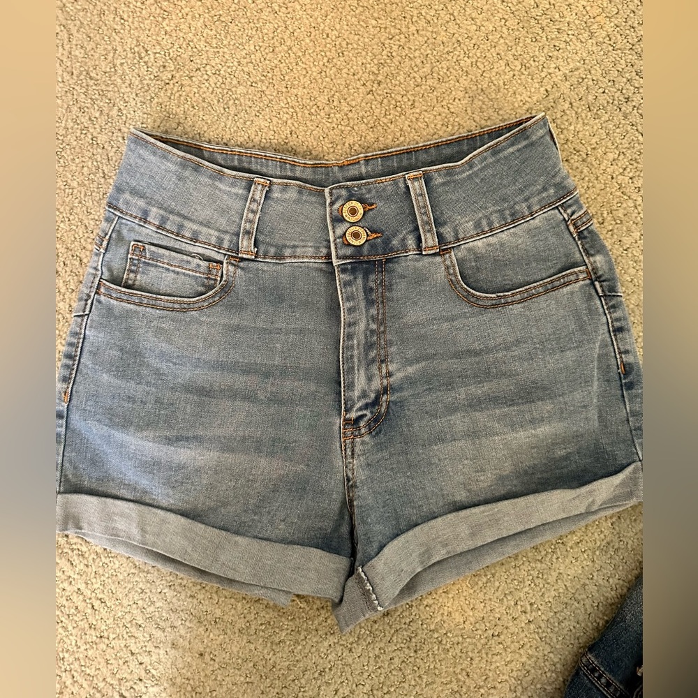 Forever 21 - Adorable Double Button Denim Shorts! Brand new condition! - Picture 5 of 5